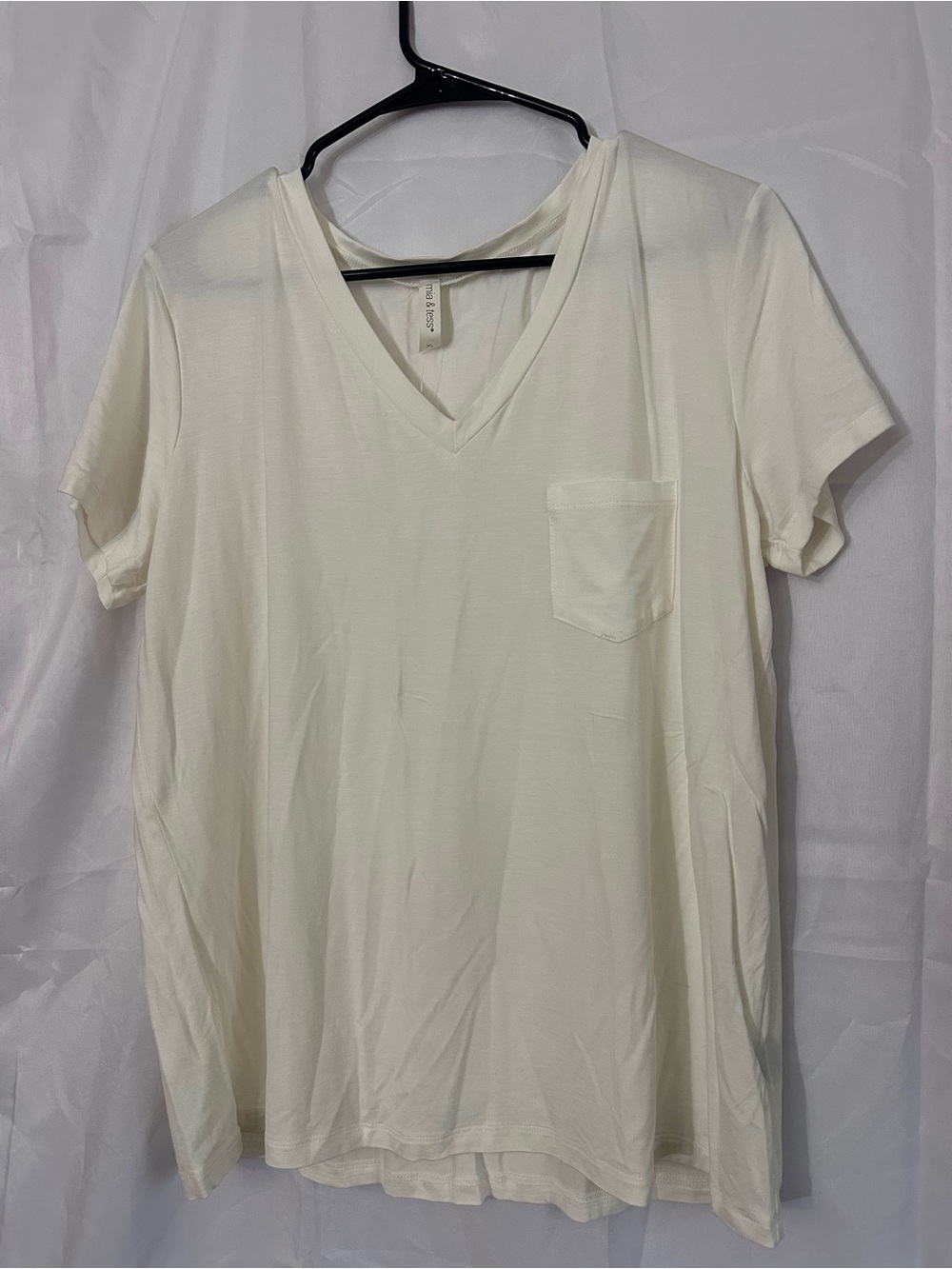 NWT Mia & Tess V-Neck Pocket Tee - Cream